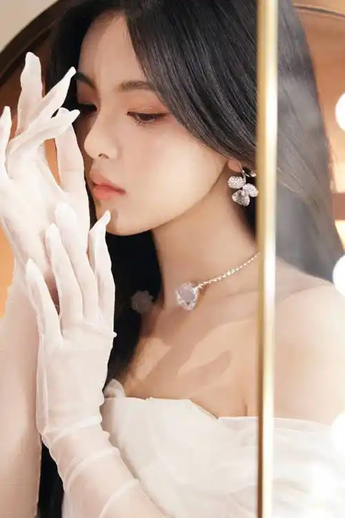 杨超越身穿白色抹胸衣裙,脖戴钻石项链,侧身站立很清丽脱俗 – 爱读书