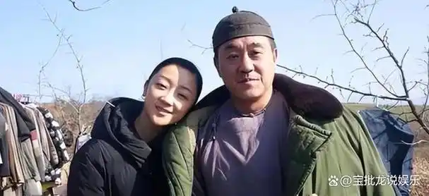 老戏骨何冰:娱乐圈典范,结婚几十年0绯闻,妻子独得恩宠