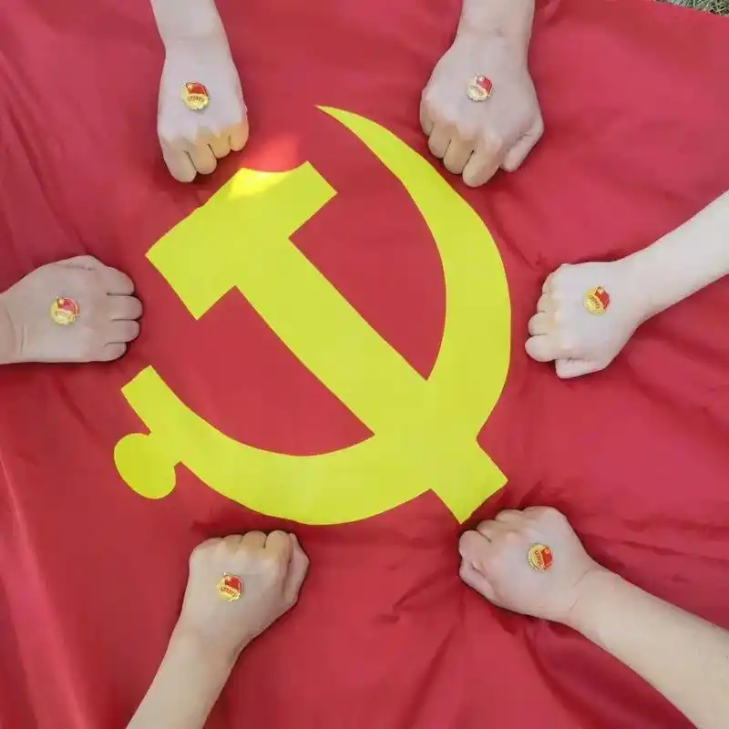 多彩基层丨520鄂尔多斯青年与党旗同框向党表白