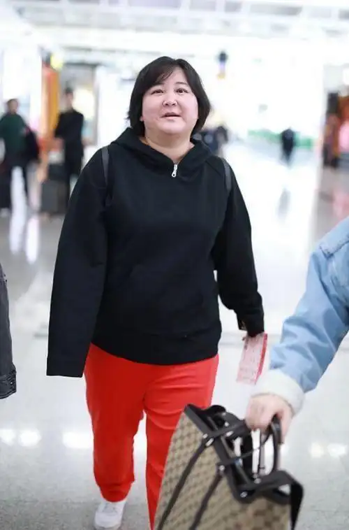 贾玲好像又胖了,穿黑卫衣遮不住小肚子,肉肉脸笑出梨涡依旧可爱