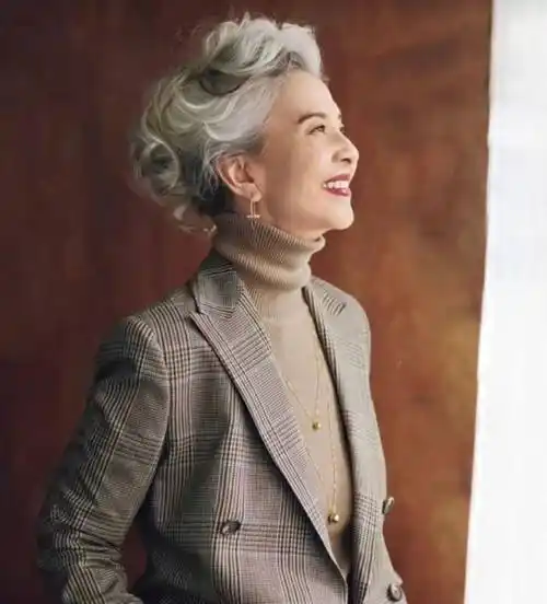 发型二:中性短发略带中性风格的短发也可以成为大龄女性的首选.