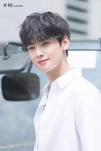 你认为韩国有哪些爱豆可以称得上真正的神颜?