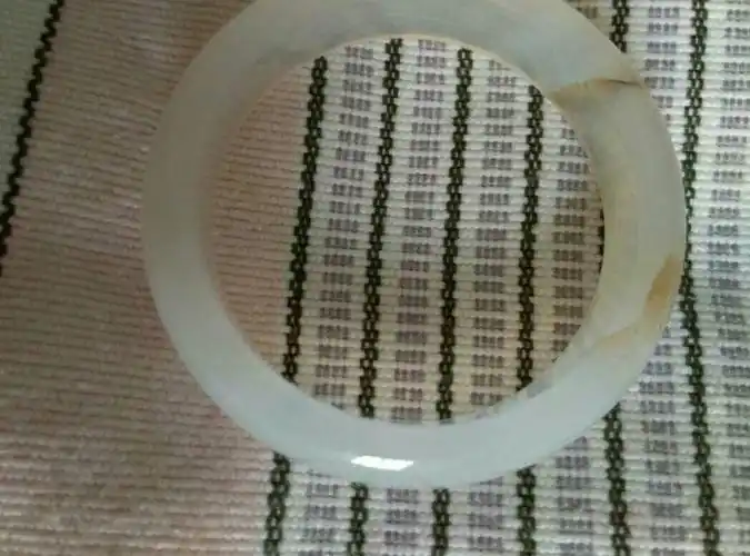 有谁知道手镯中的这些小气泡是什么?买的是玛瑙手镯能划动玻璃!