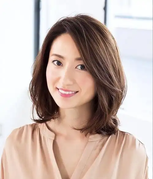 50岁女人有油腻感的原因:头发要么太直,要么太卷,不够优雅得体|发型