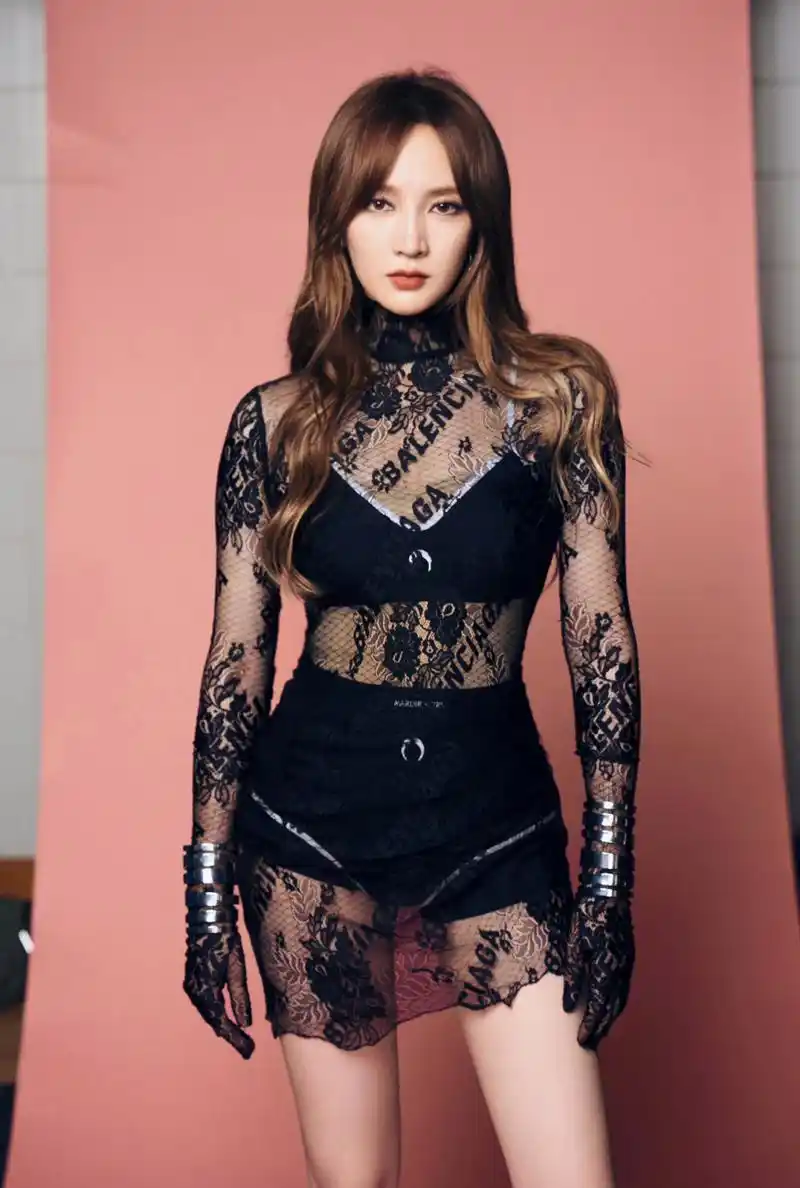 孟佳,透视裙造型  #心随星动