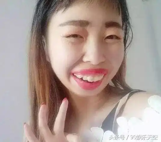 嘟嘟姐凭一张丑脸走红,真实长相意外曝光,网友直呼上当!