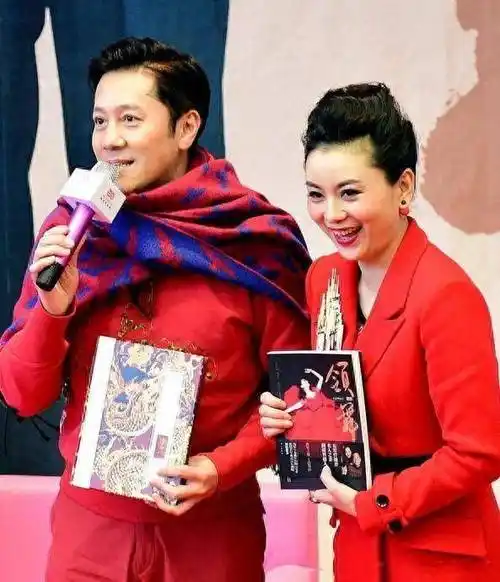 她是蔡国庆藏了30年妻子,穿灰色裙难掩贵妇美,五官精致不输明星_时尚