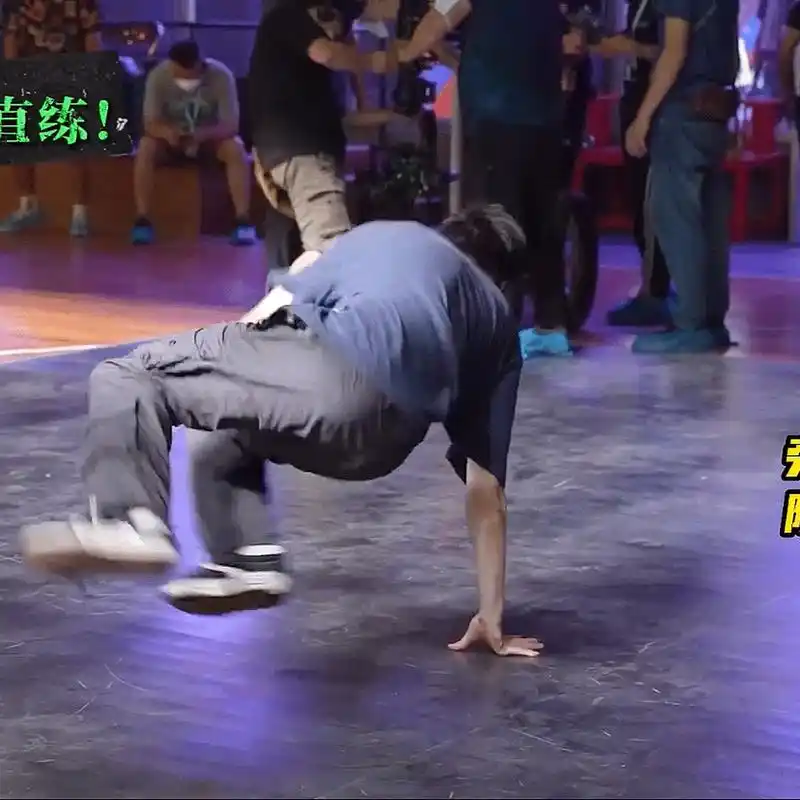 王一博排腿动作还是这么干净,地板都不用擦,省下了.#娱乐最前沿
