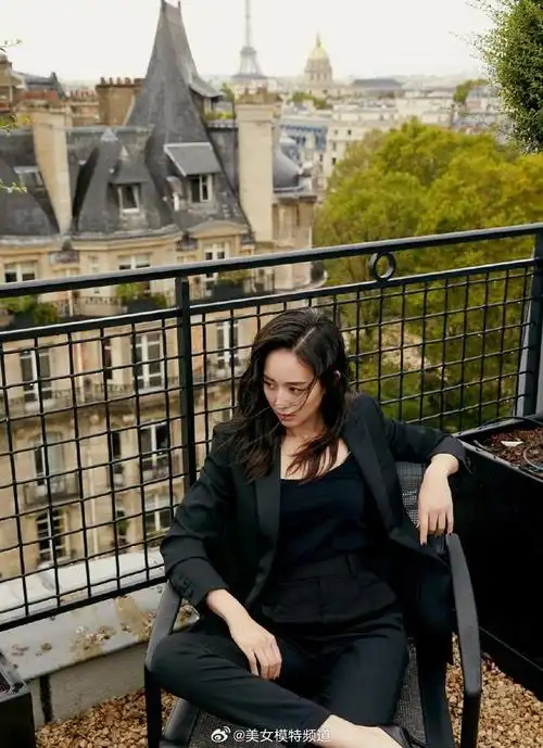 张钧甯身穿黑色西装,干练性感,攻气十足