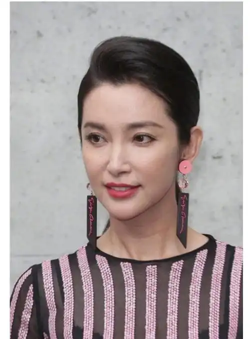 高清镜头下的明星,赵丽颖差别最大,刘亦菲脑门发际线都不一色了