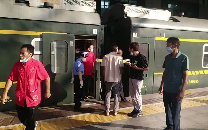 坐火车路过武昌站,下火车看看