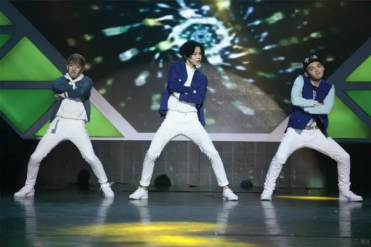 鲜肉男团mrbio校园行人气火爆受追捧