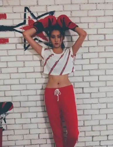 关晓彤打拳也太霸气了,中间腹肌隐现,鹿晗看见怕不怕?