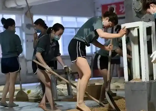 茅台女员工赤脚工作被拍,照片引发网友热议,网友:这酒还能喝吗