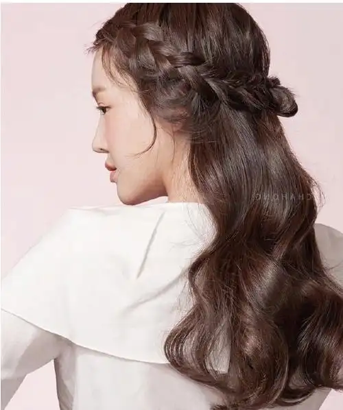 女生长发编发公主头发型