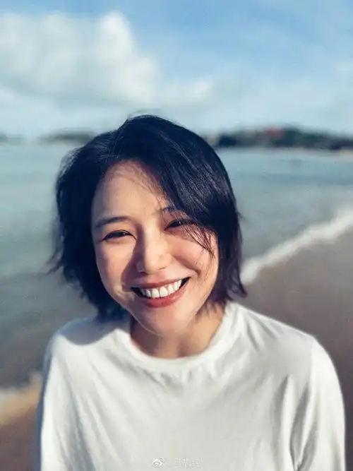 马思纯晒海边美照 笑容灿烂瘦身成功