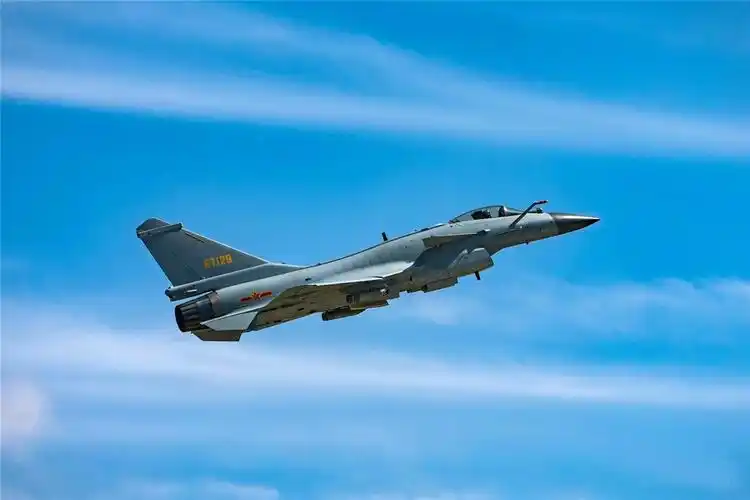 两岸爆发空中对峙,歼10已逼至离台岛仅24海里,警告美国勿要越线