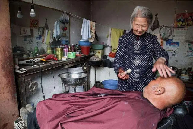 为乡民剃头的铺子,由于村民的日益减少,经营惨淡,难以为继,已经消失得