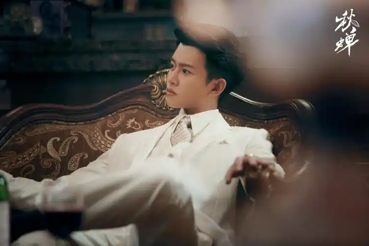 任嘉伦《秋蝉》白西装剧照图片_电视剧_美桌网