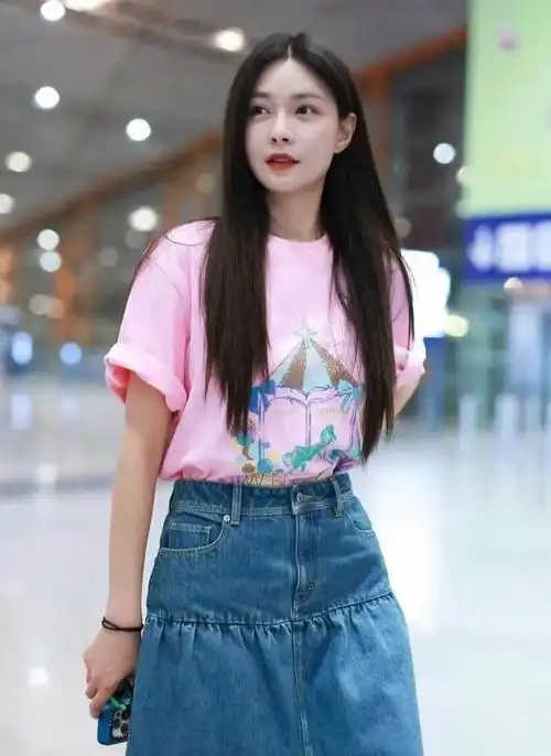 沈梦辰现身机场t恤配半裙显瘦又洋气比18岁还像18岁