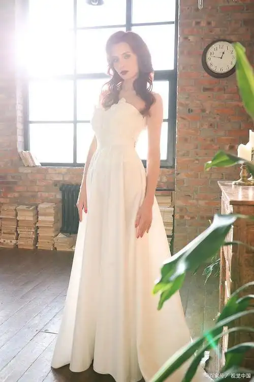 妩媚优雅:白色抹胸连衣裙的时尚魅力时尚服装