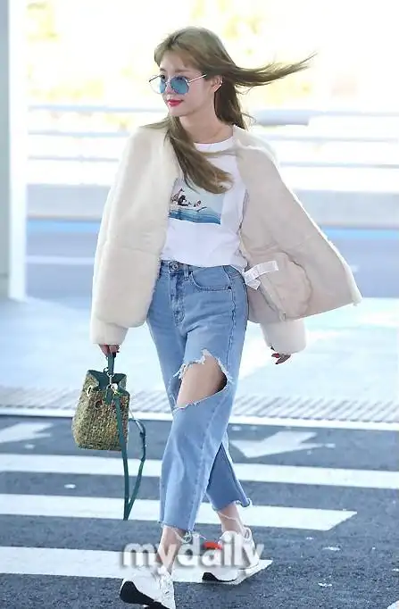 韩国女艺人李侑菲从仁川机场启程飞往法国巴黎!