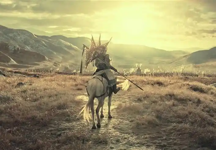 电影《八佰》中,结尾为什么会出现一匹白马,它究竟隐喻着什么?