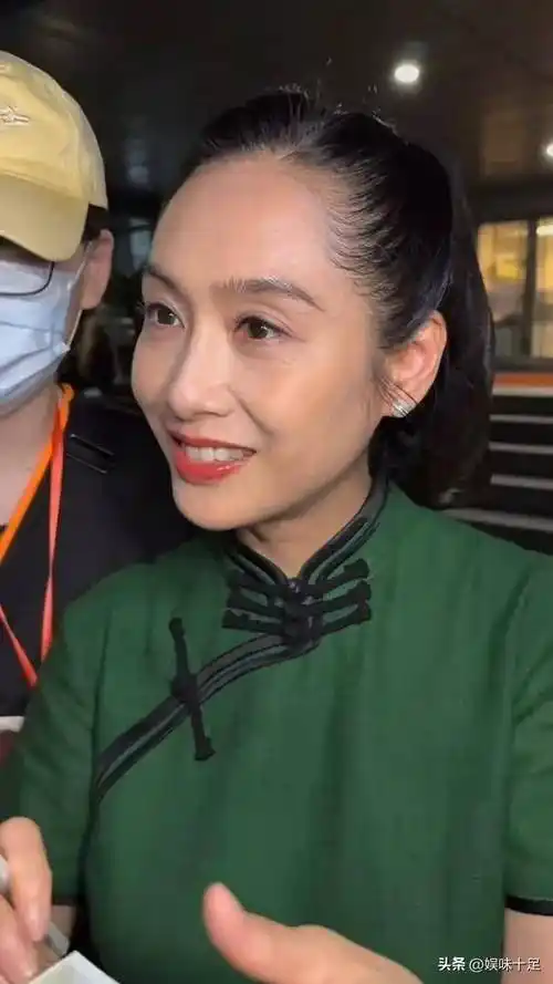 53岁朱茵现身内地零滤镜近拍曝光真是颜值十分惊艳不显老