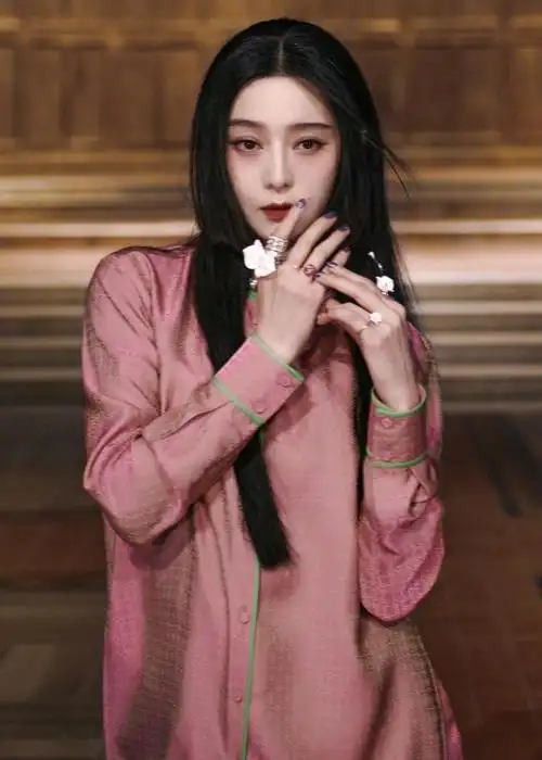 范冰冰剪新发型看秀,公主切配日系妆好怪异,脸白过头像假人