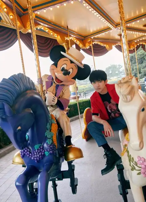 易烊千玺迪士尼大片 | 这个,在乐园与少年共同度过