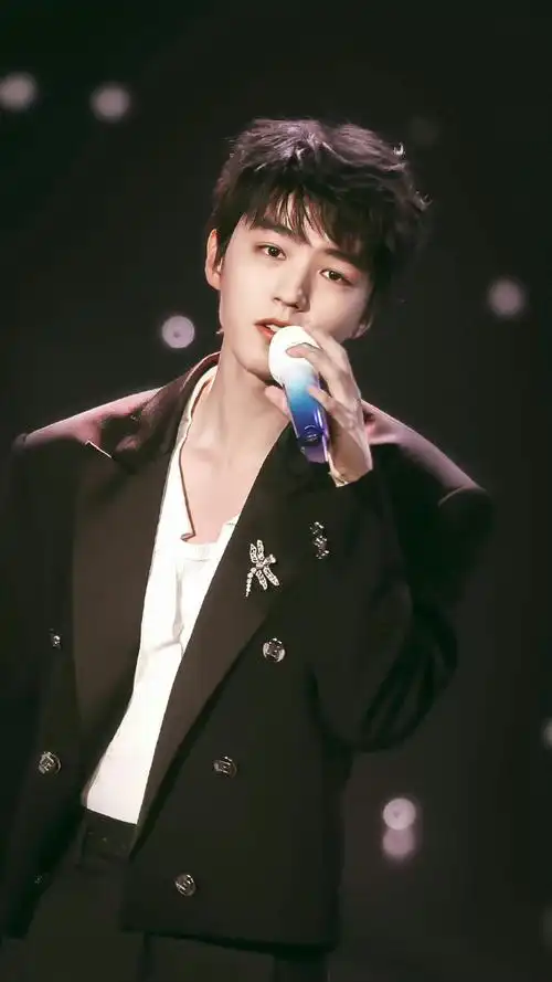 王俊凯新店开业,粉丝凌晨熬夜排长队捧场,网友:这奶茶是一定要喝吗?