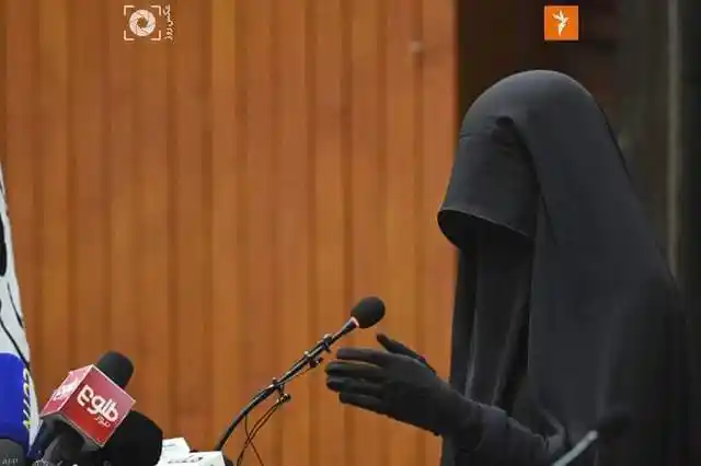 在喀布尔沙希德·拉巴尼教育大学举行的支持塔利班的集会前,被蒙面的