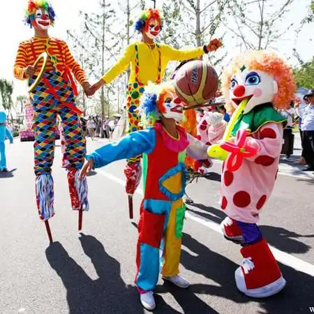 【我要开会网】高跷小丑表演价格,高跷小丑表演服务哪家好