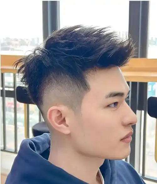 这种发型的特点和优点如下:特点:头发两侧剃得很短,让整个发型看起来