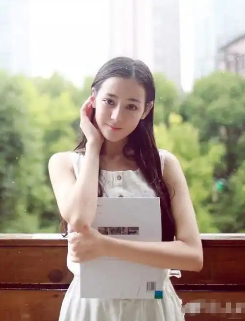 迪丽热巴大学旧照被疯传,当镜头扫过皮肤,不愧是"上戏校花"