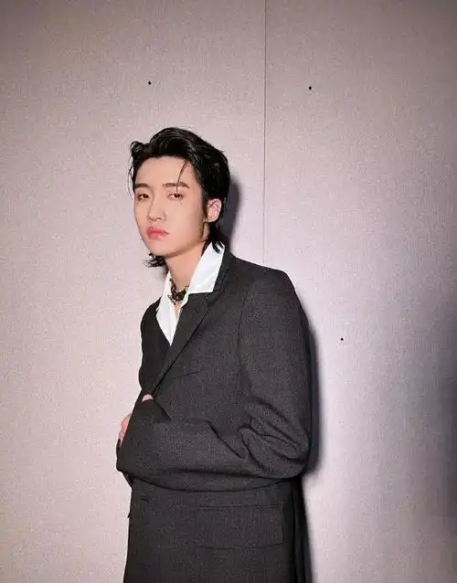 碰福利|送【邓典】签名照_腾讯新闻