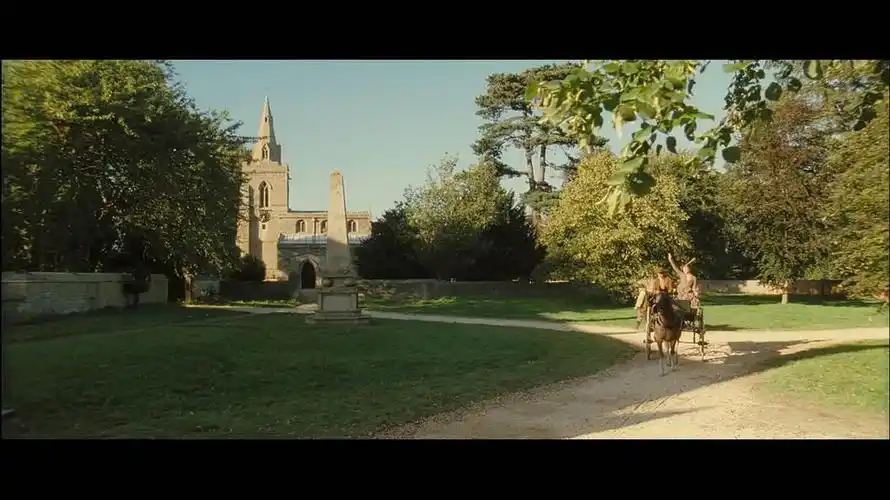 《傲慢与偏见》(2005)的这两个场景也是取景自峰区《傲慢与偏见》取景