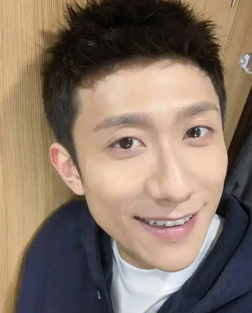 张一山称不畏曲折,凌乱寸头发型棱角分明,新《鹿鼎记》备受争议_时尚