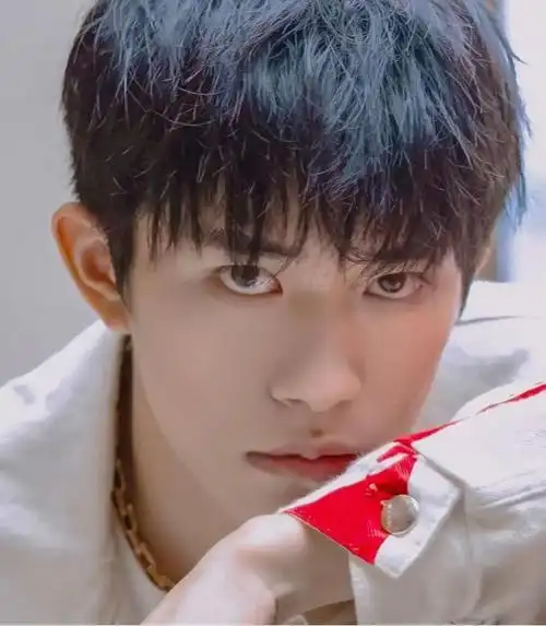 易烊千玺又换新发色!银灰色三七分,迷倒万千少女~-男明星网