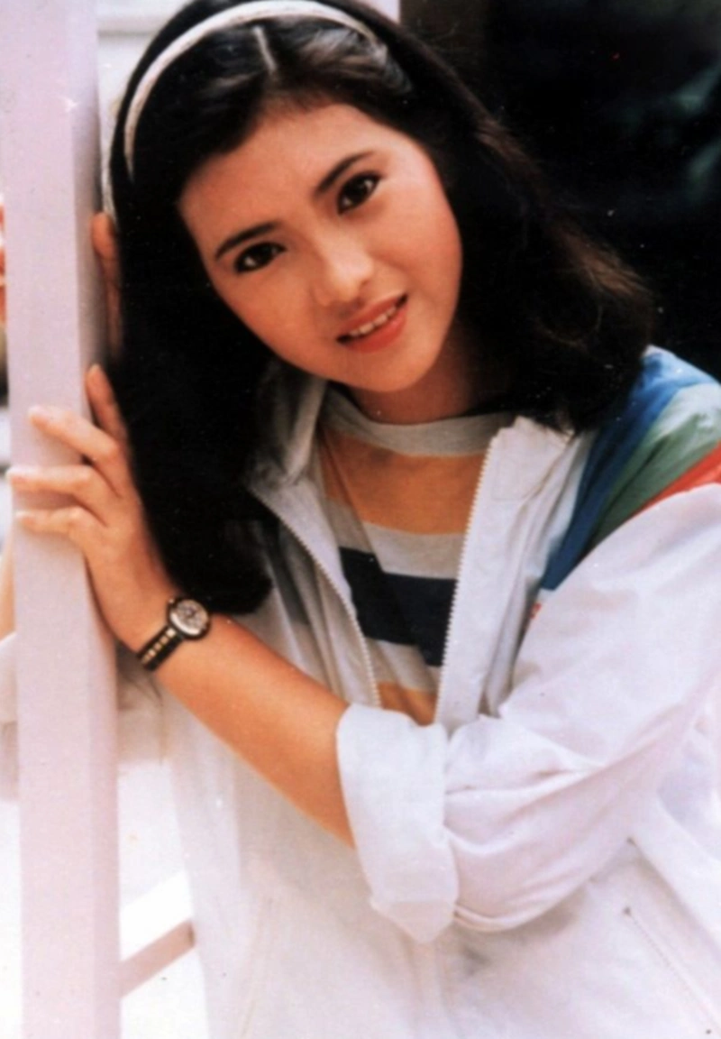 【蓝洁瑛的珍贵旧照片,从第4张开始,"春十三娘"就不再笑了】这是