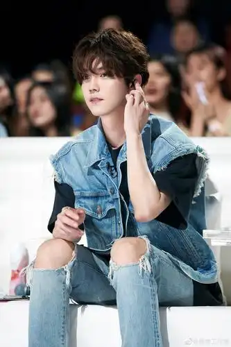 鹿晗今晚创造营2020造型look,黑色短袖上衣外搭牛仔马甲_高清图集