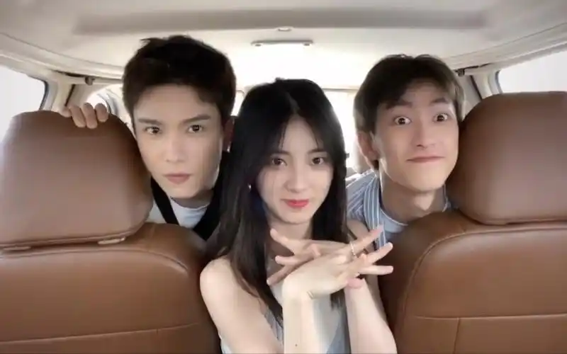 俞彬画我把你画成花未开的一朵花万鹏俞彬余承恩