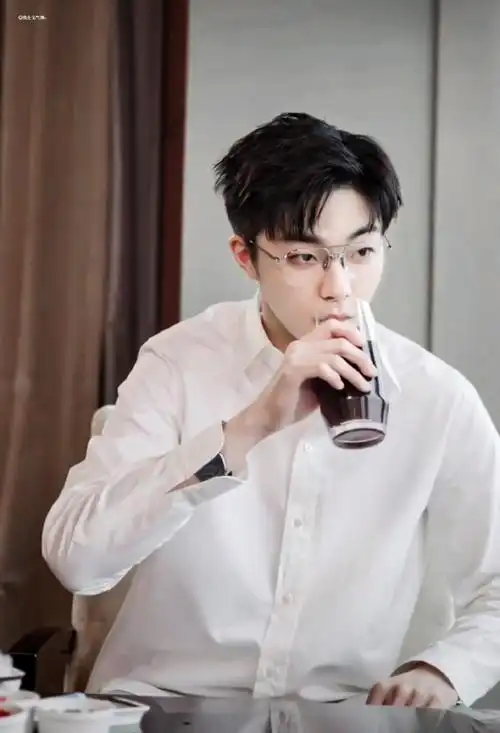 白衬衫帅哥大赛#陈立农穿白衬衫好帅好帅戴上眼镜也是没有影响到陈立