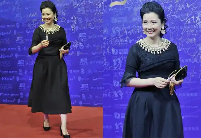 何赛飞快60岁了 穿着打扮依然精致有腔调