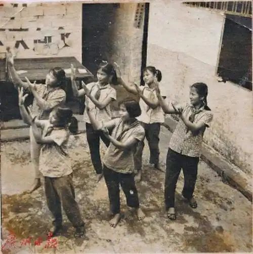 1966年,我们班的女同学们赤脚上阵,在学校泥地操场上为了"五四"文艺