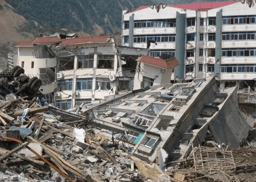 四川汶川特大地震的特征与成因