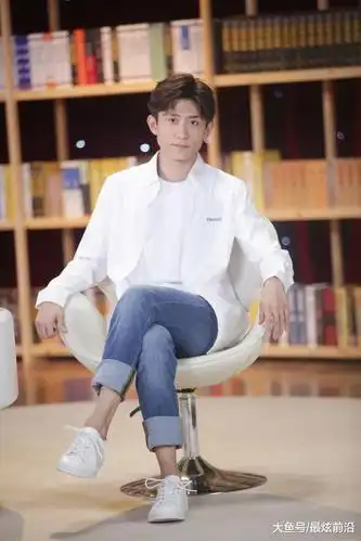 26岁张一山气质很社会! 一身黑衣装扮现身, 老奶奶式发箍亮眼十足