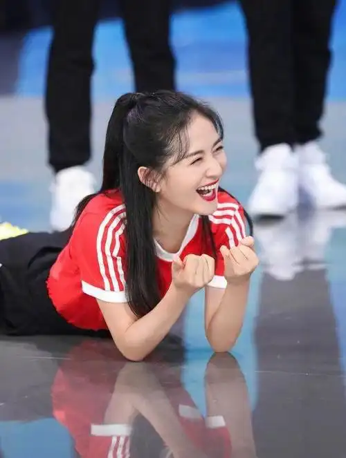 爱笑爱闹的谢娜一身粉色上衣搭配牛仔半裙俏皮又活泼