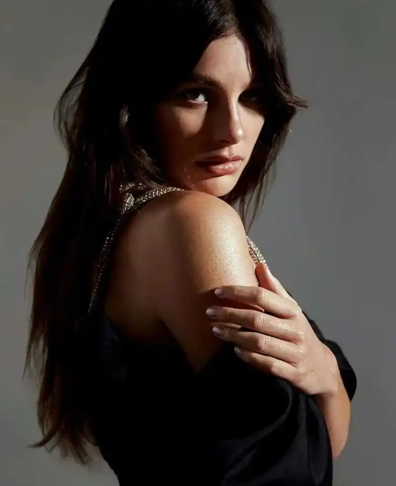 足球红颜 卡米拉·莫罗(camila morrone),1997年出生在阿根廷首都布宜