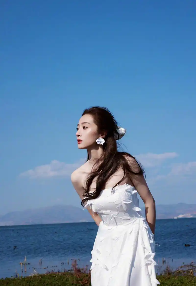 胡冰卿一袭白色抹胸长裙,优雅自然美丽动人.#明星穿搭# #胡冰卿